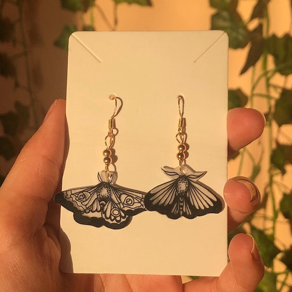 Boucles d’oreille papillon de nuit plastique fou, moth plastic shrink, transparentes dessinées à la main, Idée de cadeau