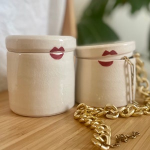 Eine handgefertigte Porzellan-Stashbox, Keramikbox, Keramikdose mit Deckel, Kussdesign, Valentinstagsgeschenk Bild 1