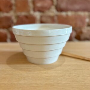 磁器の角張ったボウル – モダンなラーメン＆朝食用ボウル