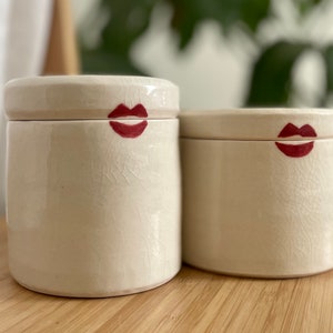 Eine handgefertigte Porzellan-Stashbox, Keramikbox, Keramikdose mit Deckel, Kussdesign, Valentinstagsgeschenk Bild 2