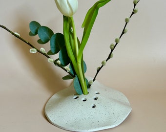 Handgemaakte keramische golvende bloemkikker, Ikebana, bloemenvaas, minimalistisch, wit, golvende stofvorm