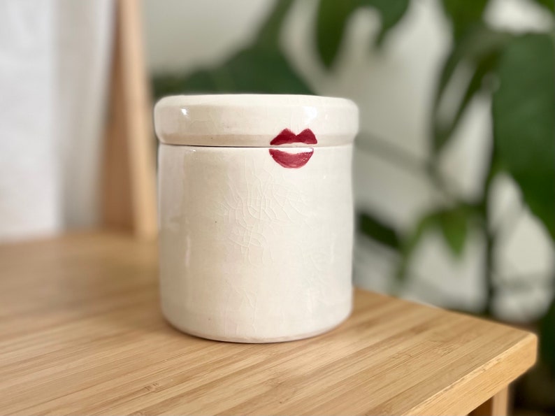 Eine handgefertigte Porzellan-Stashbox, Keramikbox, Keramikdose mit Deckel, Kussdesign, Valentinstagsgeschenk Bild 7