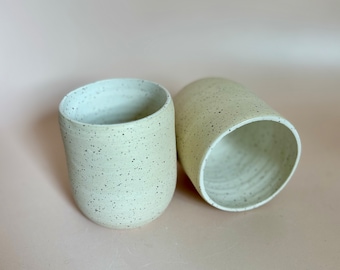 Vaso de cerámica blanca moteada de gres, 8 oz