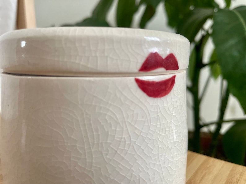 Eine handgefertigte Porzellan-Stashbox, Keramikbox, Keramikdose mit Deckel, Kussdesign, Valentinstagsgeschenk Bild 10