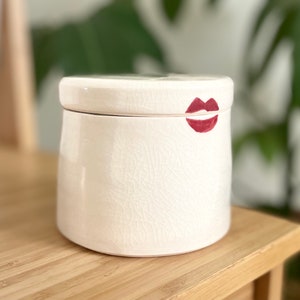 Eine handgefertigte Porzellan-Stashbox, Keramikbox, Keramikdose mit Deckel, Kussdesign, Valentinstagsgeschenk Bild 9