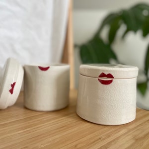 Eine handgefertigte Porzellan-Stashbox, Keramikbox, Keramikdose mit Deckel, Kussdesign, Valentinstagsgeschenk Bild 3