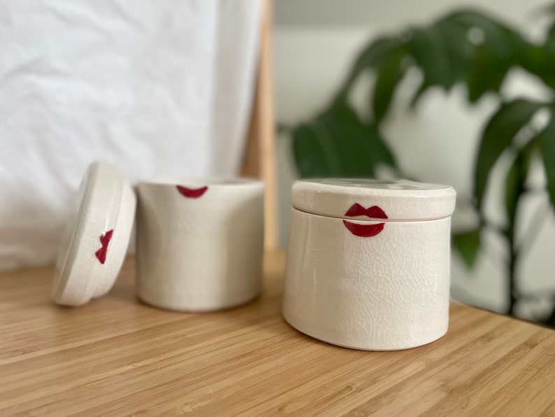 Eine handgefertigte Porzellan-Stashbox, Keramikbox, Keramikdose mit Deckel, Kussdesign, Valentinstagsgeschenk Bild 3