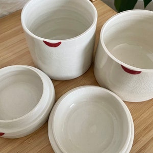 Eine handgefertigte Porzellan-Stashbox, Keramikbox, Keramikdose mit Deckel, Kussdesign, Valentinstagsgeschenk Bild 6