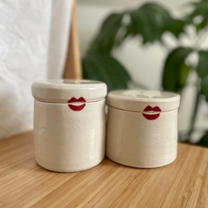 Eine handgefertigte Porzellan-Stashbox, Keramikbox, Keramikdose mit Deckel, Kussdesign, Valentinstagsgeschenk Bild 4
