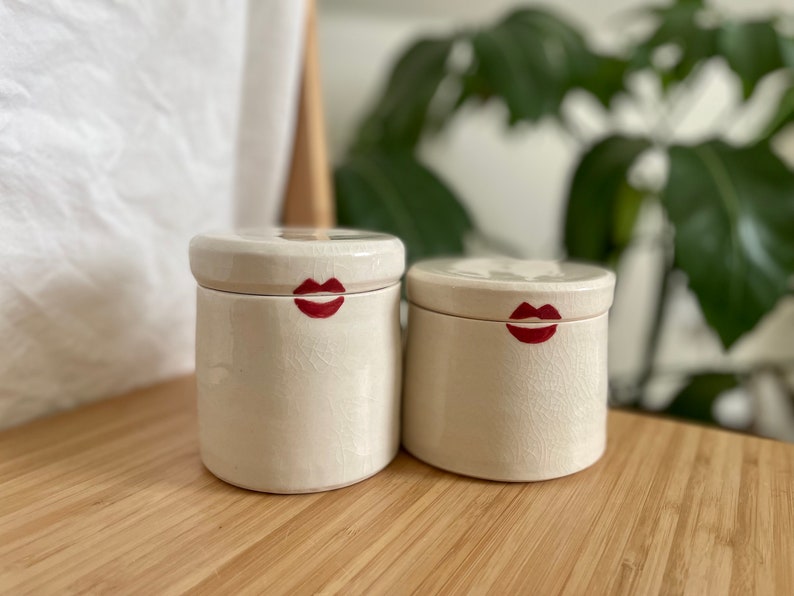 Eine handgefertigte Porzellan-Stashbox, Keramikbox, Keramikdose mit Deckel, Kussdesign, Valentinstagsgeschenk Bild 4