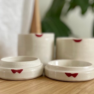 Eine handgefertigte Porzellan-Stashbox, Keramikbox, Keramikdose mit Deckel, Kussdesign, Valentinstagsgeschenk Bild 5