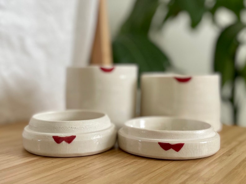 Eine handgefertigte Porzellan-Stashbox, Keramikbox, Keramikdose mit Deckel, Kussdesign, Valentinstagsgeschenk Bild 5