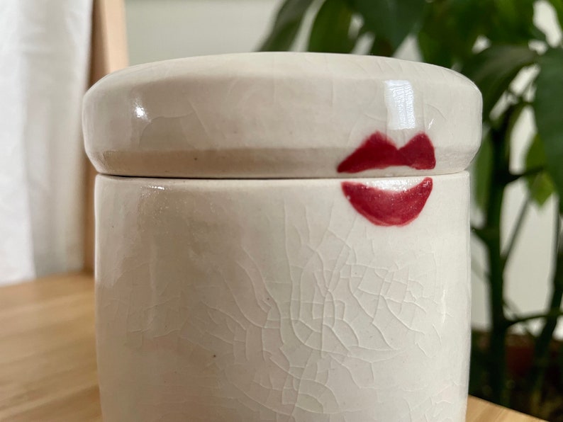 Eine handgefertigte Porzellan-Stashbox, Keramikbox, Keramikdose mit Deckel, Kussdesign, Valentinstagsgeschenk Bild 8