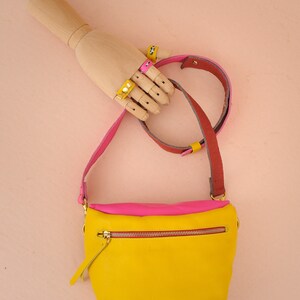 Sac de hanche multicolore pour femmes-sac à bandoulière en cuir minimaliste-Cuir véritable Sac de ceinture en cuir jaune fait à la main