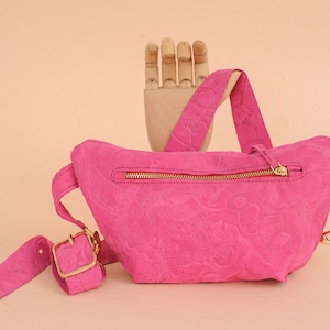 Sac rose mignon/ Sac rose Leahter cousu à la main/sac de hanche pour femmes/ Sac crossbody en cuir/ Cuir gaufré Fait main/Cuir tanné végétal