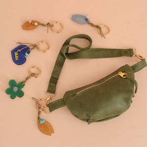 Sac Bum avec porte-clés en cuir, sac vert Leahter cousu à la main, sac de hanche pour femmes Sac à bandoulière en cuir, sac de ceinture réel fait à la main