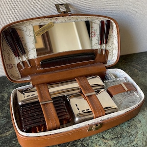 Kit cosmetico da viaggio vintage in custodia di pelle. Accessori vintage. Mai usato.
