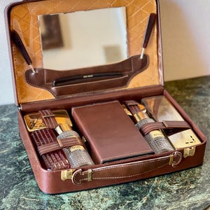 Kit cosmetico da viaggio vintage in custodia di pelle. Accessori vintage. Mai usato.