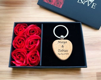 Wooden heart keychain / personalized keychain / name engraving / love lock / partner gift / Valentine's Day / Love