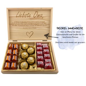 Op de afbeelding: Een houten doos met een scharnierend deksel, gevuld met verschillende chocolaatjes. Het deksel heeft een gepersonaliseerd bericht dat luidt "Liebste Oma, zu Deinem 75. Geburtstag m&ouml;chten wir Divon Herzen gratulerent Du bist des Herz unserer Familie und bringst so viel Freude in unser Leben. Zu diesem besonderen Anlass haben wir Dir etwas Leckeres zum Naschen vorbereitet Wir hoffen. Du genie&szlig;t jeden Bissen und findest viel Freude beim Naschen! Dein Enkel Jonas und Sophia ♡" en een hartje. De binnenkant van het deksel heeft de tekst "DECKEL INNENSEITE Hier ist Platz f&uuml;r deine Gl&uuml;ckw&uuml;nsche und Gr&uuml;&szlig;e f&uuml;r die beschenke Person Das Herz wird immer mit graviert."