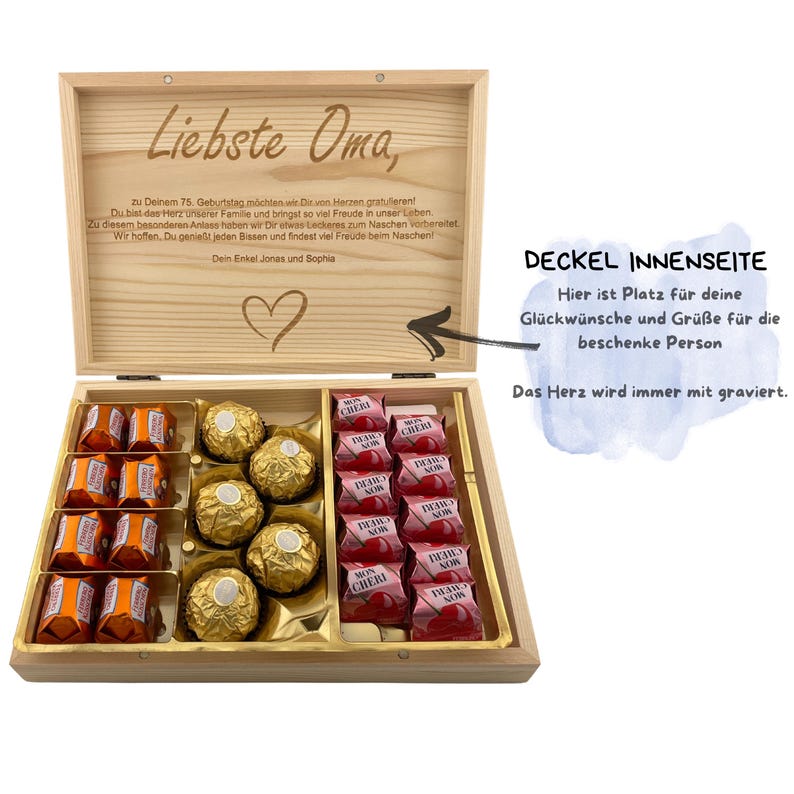 Op de afbeelding: Een houten doos met een scharnierend deksel, gevuld met verschillende chocolaatjes. Het deksel heeft een gepersonaliseerd bericht dat luidt "Liebste Oma, zu Deinem 75. Geburtstag m&ouml;chten wir Divon Herzen gratulerent Du bist des Herz unserer Familie und bringst so viel Freude in unser Leben. Zu diesem besonderen Anlass haben wir Dir etwas Leckeres zum Naschen vorbereitet Wir hoffen. Du genie&szlig;t jeden Bissen und findest viel Freude beim Naschen! Dein Enkel Jonas und Sophia ♡" en een hartje. De binnenkant van het deksel heeft de tekst "DECKEL INNENSEITE Hier ist Platz f&uuml;r deine Gl&uuml;ckw&uuml;nsche und Gr&uuml;&szlig;e f&uuml;r die beschenke Person Das Herz wird immer mit graviert."