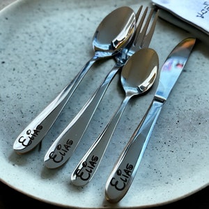 Couverts gravés personnalisés, ensemble de vaisselle personnalisé avec  boîte-cadeau, lettrage personnalisé nom fourchette/couteau/cuillère  couverts en