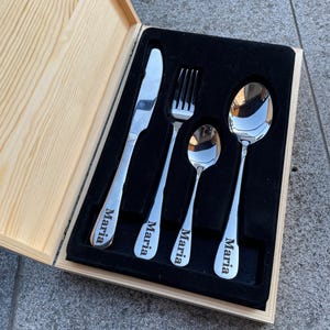 Gepersonaliseerde bestekset voor volwassenen, kinderen vanaf 6 jaar - met optioneel gegraveerde houten kist voor geschenken en opslag