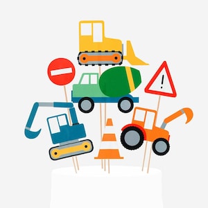 Puede incluir: Un conjunto de decoraciones para fiestas con temática de construcción. El conjunto incluye una excavadora amarilla, una mezcladora de cemento verde, una excavadora azul, un tractor rojo, una señal de stop, un cono de construcción y una señal de advertencia con un signo de exclamación.