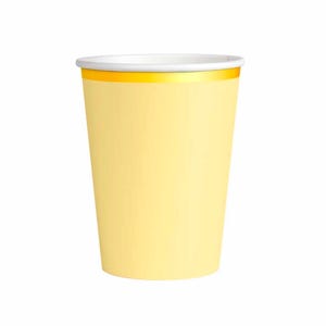 Puede incluir: Una taza de cerámica blanca con un asa negra y el texto "But First, Coffee" en negro y negrita. La taza está sobre una superficie blanca. La taza parece tener una capacidad de unos 355 ml.