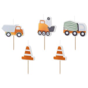 Puede incluir: Un conjunto de cinco adornos para tartas con temática de construcción. Los adornos incluyen un camión volquete, una excavadora, una hormigonera y dos conos de tráfico naranjas y blancos. Cada adorno está montado en un palito de madera.