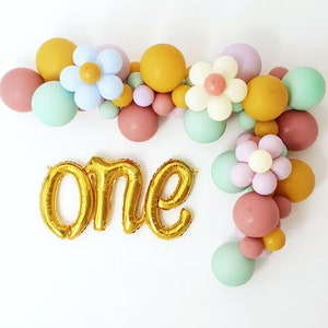 Ghirlanda di palloncini con fiori boho, ghirlanda di palloncini con margherite, decorazioni per il primo compleanno con margherite, decorazioni per due compleanni alla moda, decorazioni per feste hippie