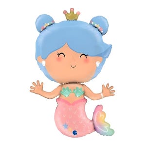 Può includere: Un palloncino a forma di sirena con capelli azzurri, una corona d'oro e una coda rosa. La sirena ha un viso sorridente, un top a conchiglia verde e un braccialetto su ogni polso. La coda ha un gradiente arcobaleno.