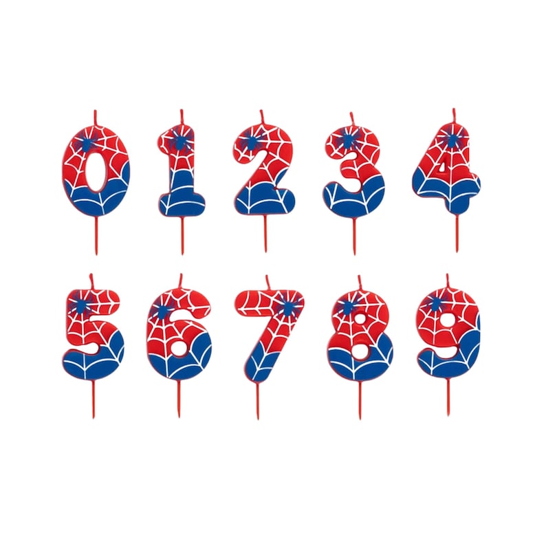 Puede incluir: Un conjunto de diez velas de cumpleaños con forma de número. Cada vela es roja y azul, con un diseño de telaraña. Se representan los números del 0 al 9, cada uno con una mecha roja.