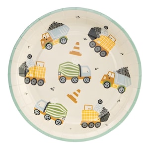Puede incluir: Plato de papel redondo con fondo beige claro y borde verde menta. El plato presenta ilustraciones de camiones de construcción, conos de tráfico y pequeños puntos negros. Los camiones son en tonos amarillos, naranjas y grises.