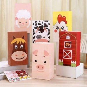 Puede incluir: Un conjunto de seis bolsas de regalo rectangulares de papel con diseños de granja que incluyen una oveja, una vaca, un pollo, un caballo, un cerdo y un granero rojo. Una hoja de pegatinas circulares a juego se sitúa en primer plano.