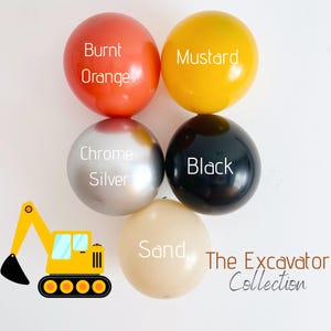 Puede incluir: Imagen de cinco globos de colores: "Naranja Quemado", "Mostaza", "Plata Cromada", "Negro" y "Arena". Una ilustración de una excavadora amarilla se encuentra en la esquina inferior izquierda, con el texto "The Excavator Collection".