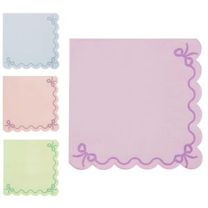 Puede incluir: Colección de servilletas cuadradas de colores pastel. Cada servilleta presenta un borde festoneado con un diseño de lazo decorativo en la esquina. Los colores incluyen azul claro, rosa y verde, con acentos de lazo a juego.