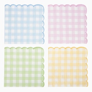 Puede incluir: Cuatro servilletas de papel cuadradas con un patrón de cuadros. Cada servilleta tiene un borde festoneado y es de un color pastel diferente: azul, rosa, verde y amarillo. Las servilletas están dispuestas en forma cuadrada.
