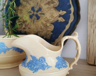 Sprig creamer Wedgwood 1800s