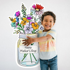 Pode incluir: Uma placa recortada grande em forma de pote de vidro preenchido com flores ilustradas coloridas em tons de vermelho, amarelo, azul e roxo. O pote apresenta um rótulo branco com o texto preto Happy Mother's Day! impresso na frente.