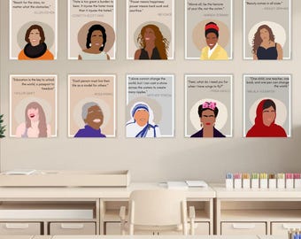 Puede incluir: Un conjunto de 10 pósters inspiradores con retratos de mujeres influyentes con sus famosas citas. Los pósters están impresos en un fondo blanco con un borde marrón claro. Los pósters se muestran en una pared sobre un escritorio con una silla y una estantería.
