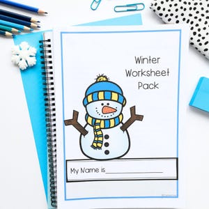 Puede incluir: Un muñeco de nieve azul y amarillo con una nariz de zanahoria y botones negros sobre un fondo blanco. El texto "Winter Worksheet Pack" está por encima del muñeco de nieve y "My Name is" está debajo del muñeco de nieve.