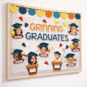 Może przedstawiać: Tablica ogłoszeń o tematyce ukończenia szkoły z napisem "Grinning Graduates" w kolorze pomarańczowym i niebieskim. Zawiera zdjęcia dzieci w czapkach absolwentów oraz tekst "You Did It" i "Class Of". Tablica jest ozdobiona kolorowymi okręgami.
