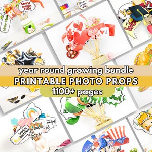 Puede incluir: Una colección de accesorios de cabina de fotos imprimibles para celebraciones durante todo el año. Los accesorios presentan varios temas, que incluyen invierno, San Valentín, graduación y más. El texto "year round growing bundle printable photo props 1100+ pages" se muestra en una pancarta amarilla.