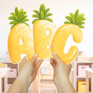 Letras y números de piña para decorar tablones de anuncios, aulas y puertas. Plantilla editable de PowerPoint y Canva.