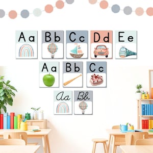 Pósteres del alfabeto con temática de viajes y aventuras para decorar el aula y el tablón de anuncios. Pósteres imprimibles de gran formato para usar en el aula.