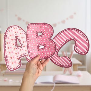 Letras de San Valentín en rosa brillante para títulos de tablones de anuncios y decoración de aulas. Uso en formato PDF, PowerPoint/Canva, plantilla imprimible