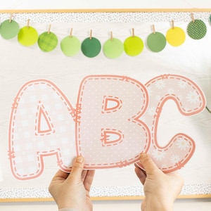 Letras de flores de primavera en color rosa para títulos de tablones de anuncios, decoración de aulas y puertas, plantilla de PowerPoint/Canva, kit de letras imprimible