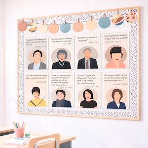 Könnte beinhalten: Eine Holz-Pinnwand zeigt acht gerahmte Porträts mit Zitaten von Persönlichkeiten wie Andrew Yang und Anna May Wong. Die Tafel hat einen gepunkteten Rand und bunte Papierauschnitte.