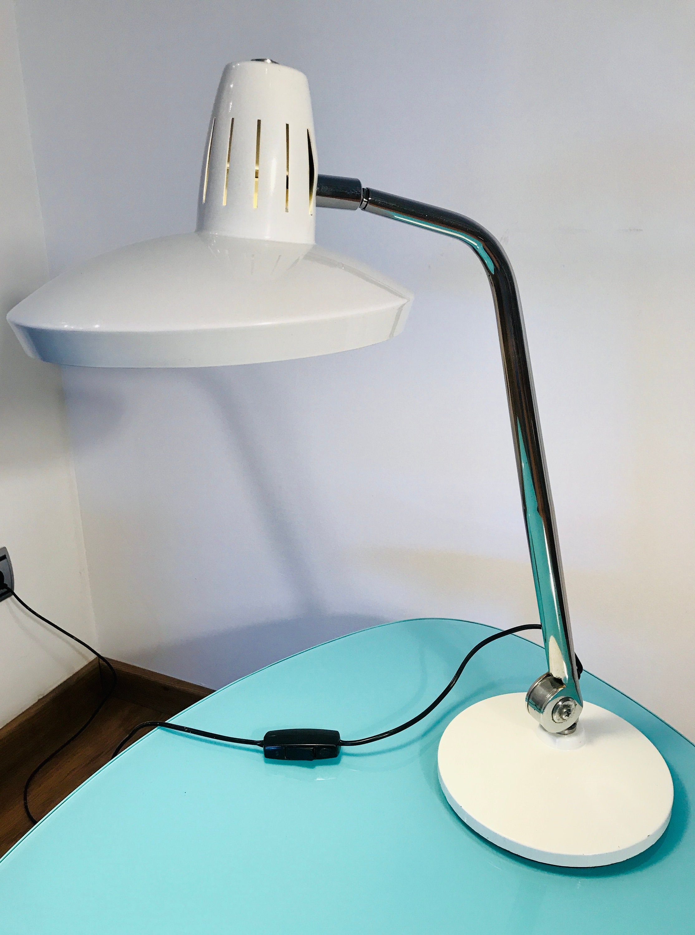 lampe de bureau blanche vintage fase des années 1960 - éclairage industriel moderne du milieu siècle